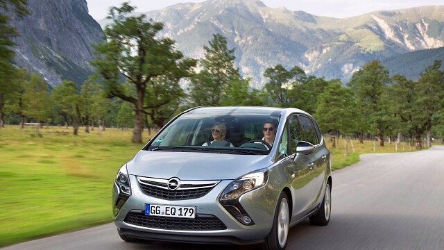 La gamma dei veicoli a metano Opel si rinnova con la nuova Zafira Tourer ecoM. 25% di autonomia in più rispetto alla serie precedente. Disponibile a partire da 27.700€.