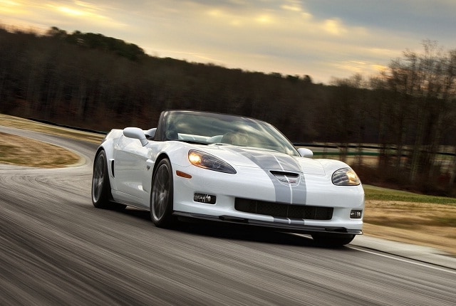 La Corvette festeggia i suoi sessanta anni presentando la 427 in edizione limitata. La Corvette spider più veloce di sempre raggiunge 306kmh grazie al suo motore 7 litri.