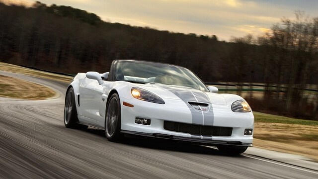 La Corvette festeggia i suoi sessanta anni presentando la 427 in edizione limitata. La Corvette spider più veloce di sempre raggiunge 306kmh grazie al suo motore 7 litri.
