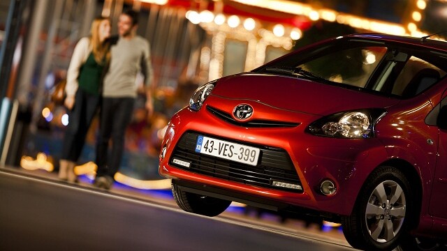 La city car giapponese si presenta col nuovo modello che debutterà a breve sul mercato. Il design richiama molto la Yaris e la Prius. Motore ancora più efficiente con consumi in netto calo.