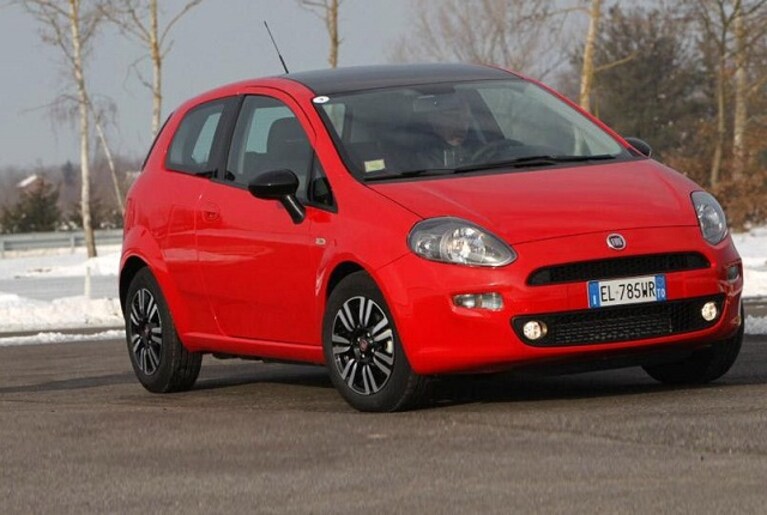 La Fiat Punto si rinnova e le novità risiedono principalmente nelle motorizzazioni. Il Multijet si evolve ulteriormente e promette ottime prestazioni. Il TwinAir debutta sulla Punto e ne dona una nuova veste.