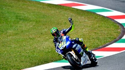 valentino rossi saluta i tifosi