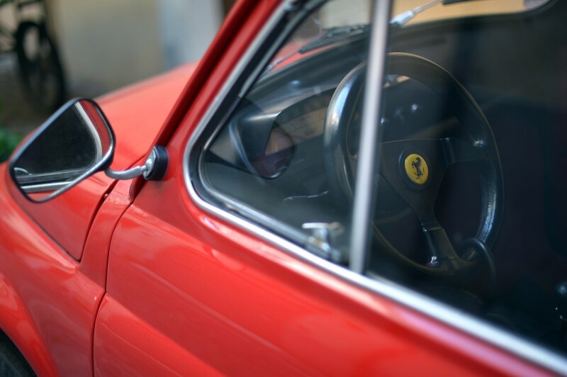 Lo stemma della Ferrari anche sul volante!