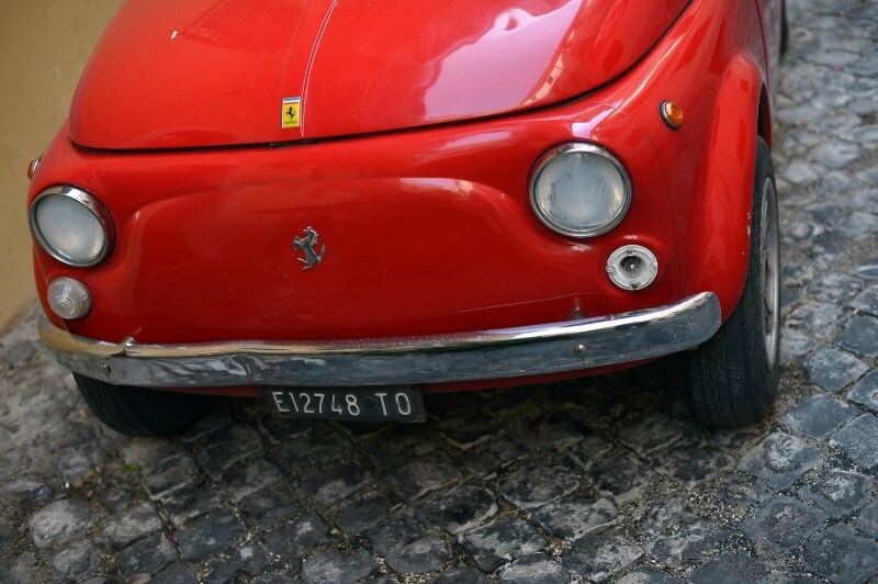 Una riverniciata, un po\' di colla ed ecco la supercar