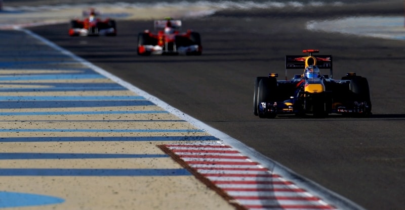 Gp Bahrain, Sebastian Vettel davanti alle Ferrari 