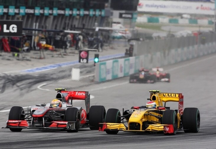 Gp Malesia, Gara: Hamilton infila Petrov