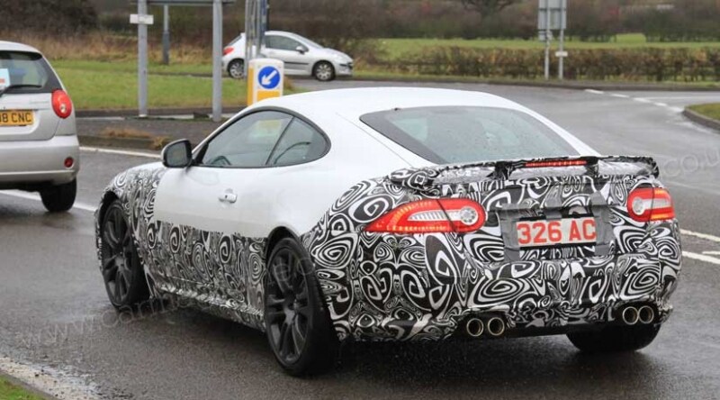Jaguar XK, il retro e il fianco