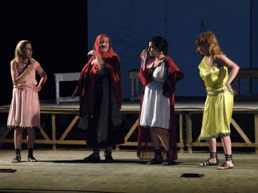 L’esilarante scena del "picco ritto": Enzo Casertano interpreta la "pletora di donne". Molto divertente anche il ruolo di Chiara Cavalieri, brillanti Antonella Piccolo e Debora Caprioglio