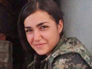 Questa è la guerrigliera Berivan Sason che ha usato l'ultimo proiettile contro di sé pur di non essere catturata viva, violentata e decapitata dall'ISIS.