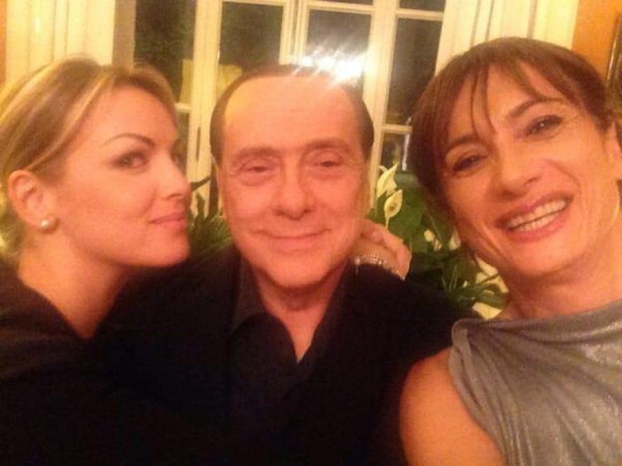 Il selfie di Vladimir Luxuria, Silvio Berlusconi e Francesca Pascale