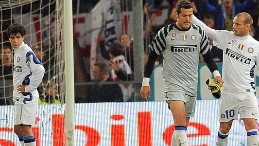 Sneijder e Julio Cesar impegnati in Genoa-Inter