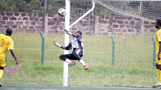 Un portiere esce dal campo convinto che la palla sia uscita, invece stanno ancora giocando.