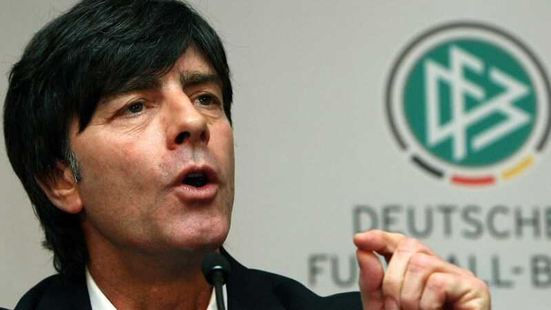 Joachim Loew, C.T. della Germania, avverte: "In nazionale chi merita".