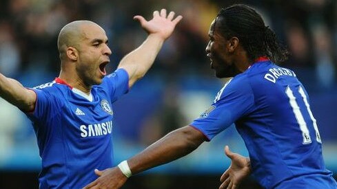 Alex, difensore del Chelsea, sigla il 2-0 sull'Arsenal con una splendida punizione.