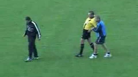 Sergei Shmolik, arbitro bielorusso, si fa trovare in campo completamente ubriaco.