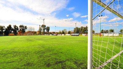 Clamoroso autogol del difensore dopo la battuta del calcio di rigore, pallone nel set.