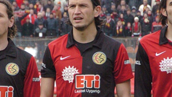 Emre Toraman, centrocampista turco, riesce a segnare 2 autogol in 20 minuti.