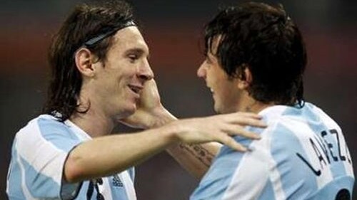 Lavezzi e Messi cenano nello stesso ristorante, a Milano.
