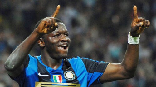 Sulley Muntari gioisce dopo il gol