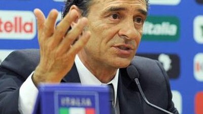 Prandelli, dopo gli scontri di Italia-Serbia, se la prende con la sicurezza.