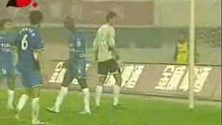 Incredibile autogol di un portiere cinese, che segna di testa nella propria porta.
