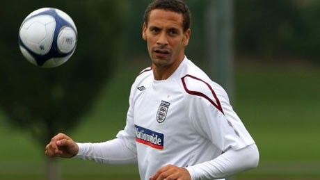 Rio Ferdinand, reduce da un infortunio, sarà il nuovo capitano dell'Inghilterra.