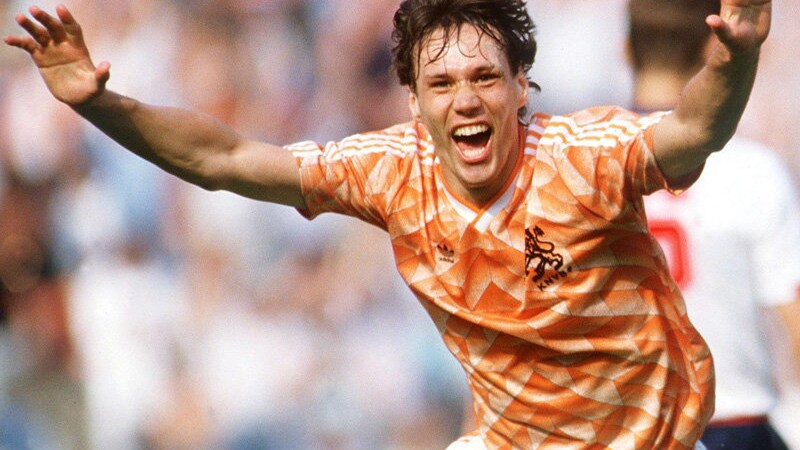 Van Basten segna, nell'1988, uno dei gol più belli della storia del calcio.