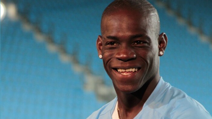 Balotelli torna in campo e torna al gol, facendosi anche espellere.