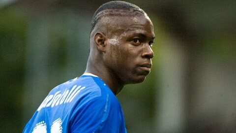 Balotelli ottiene la maglia numero 10 e scherza sul derby di Milano.