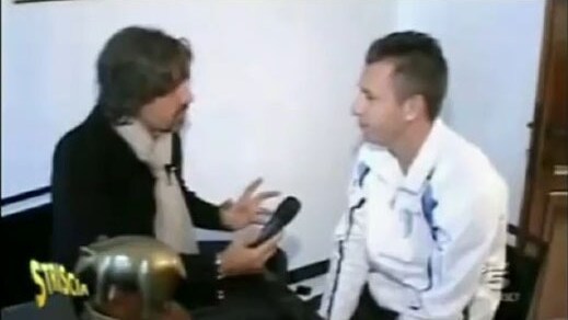 Cassano riceve il Tapiro d'oro da striscia dopo la lite con Garrone