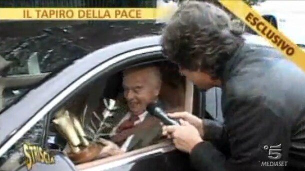 Riccardo Garrone riceve il tapiro d'oro da Striscia.