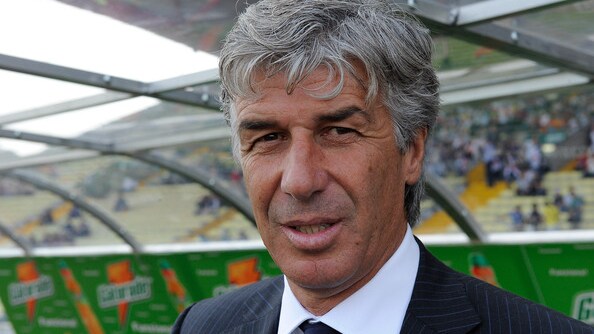 Gasperini mostra stupore dopo l'esonero da allenatore del Genoa.