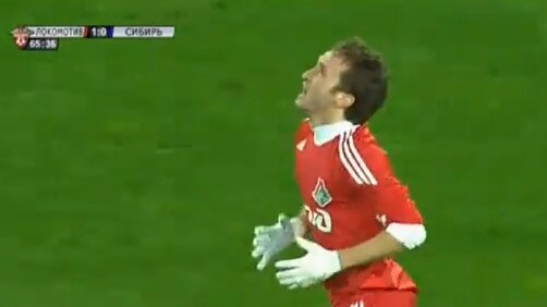 Incredibile gol sbagliato da Gatagov, che calcia fuori a porta praticamente vuota.