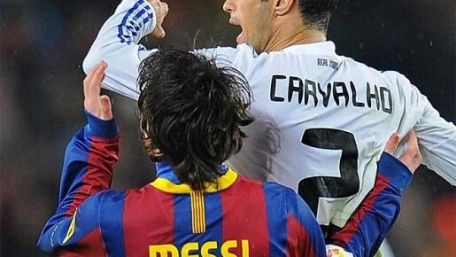 Barcellona-Real Madrid 5-0: video della gomitata di Carvalho a Messi