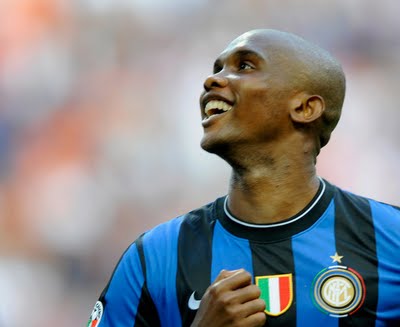 Eto'o sorride con la maglia dell'Inter