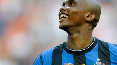 Eto'o sorride con la maglia dell'Inter