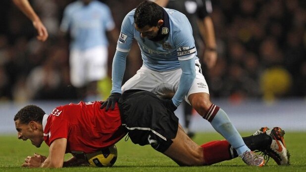 Incredibili foto provenienti dal derby di Manchester.