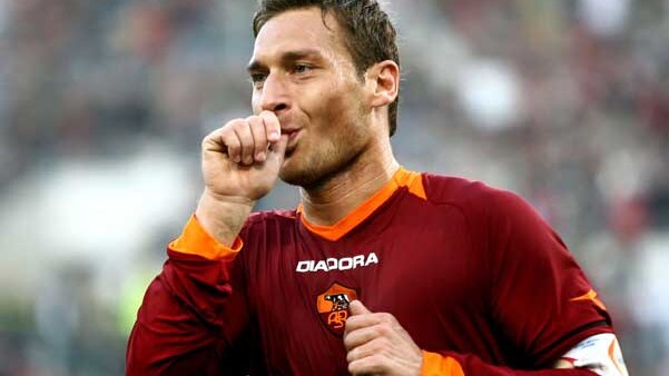 Totti ironizza sul derby che non potrà disputare.