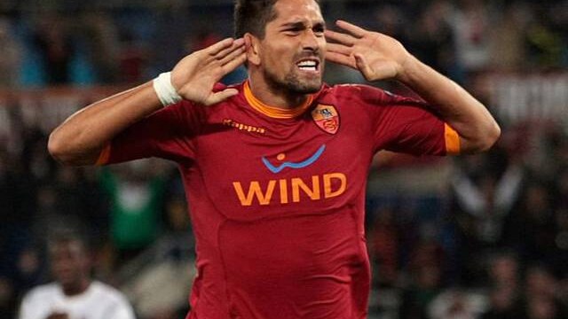 Roma, Borriello infortunato: frattura alla mascella, operazione dopo Natale