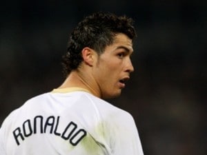 Real Madrid, Cristiano Ronaldo bersagliato dalla stampa spagnola: è un uomo solo