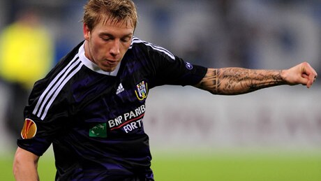 Brugge-Anderlecht sospesa a causa delle palle da neve lanciate dai tifosi: il video