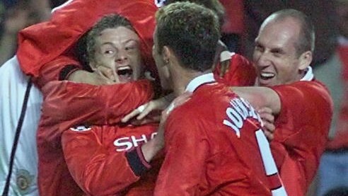festeggiamenti dopo la rete di Solskjaer
