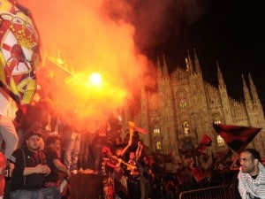 Scudetto Milan 2011: i tifosi rossoneri danneggiano la montagna di sale