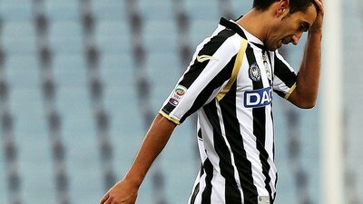 In Fiorentina-Udinese 5-2, il centrocampista friulano commette un bruttissimo fallo su Cerci