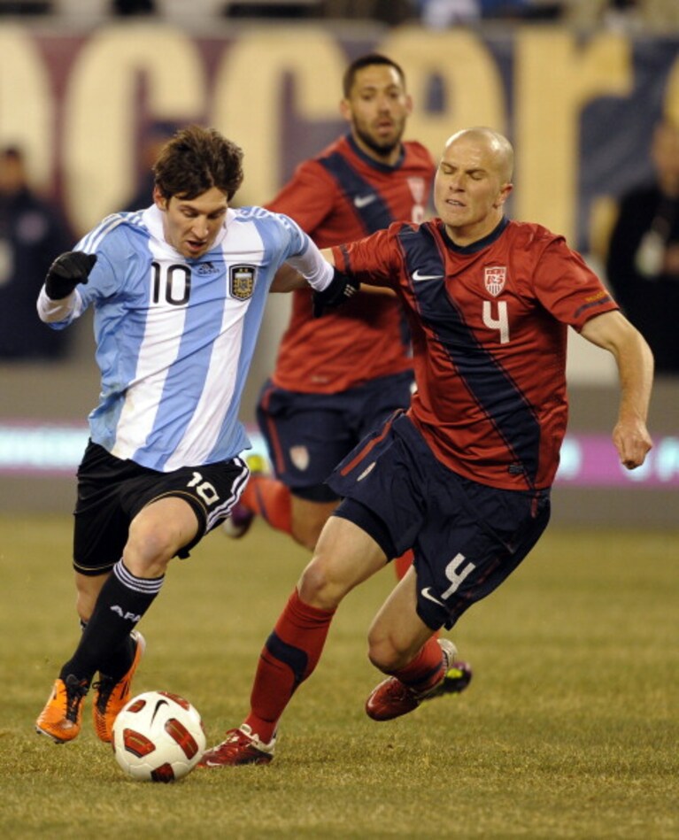Michael Bradley contrasta Messi