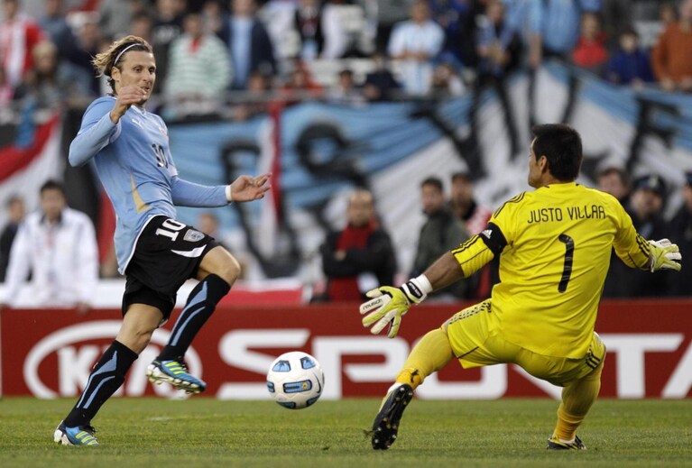 Forlan-finale-Coppa-America-2011-Uruguay-Paraguay