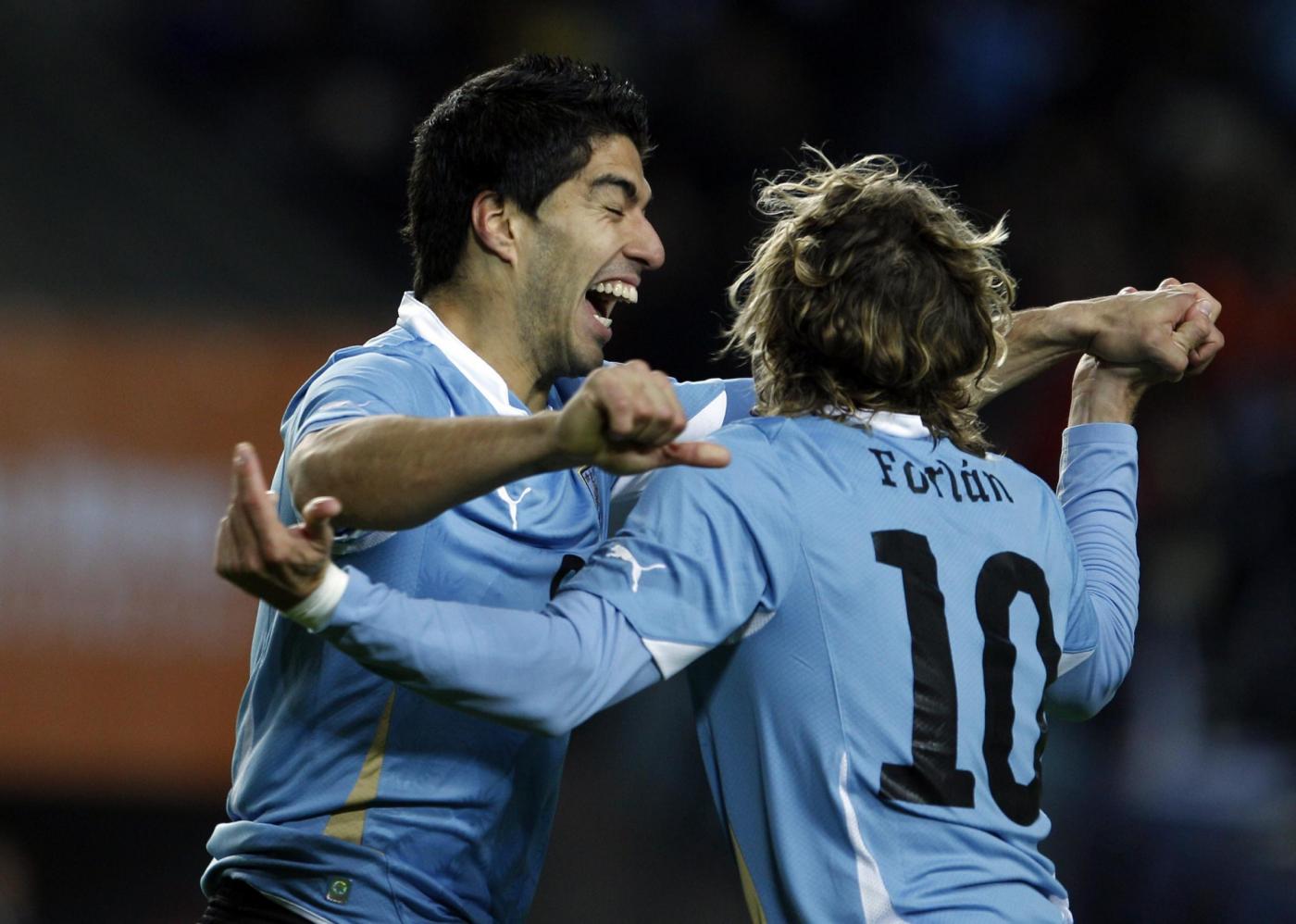 Luis Suarez e Diego Forlàn esultano dopo un gol