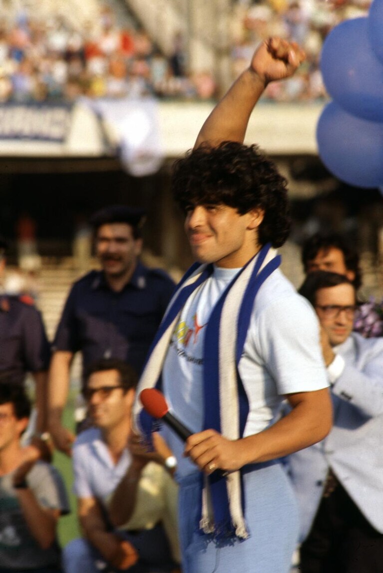 Diego Maradona saluta il pubblico durante la sua presentazione : 5 luglio 1984