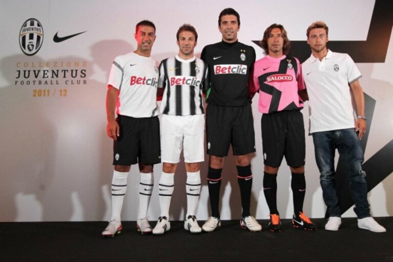 presentazione della nuove maglie della juventus 2012