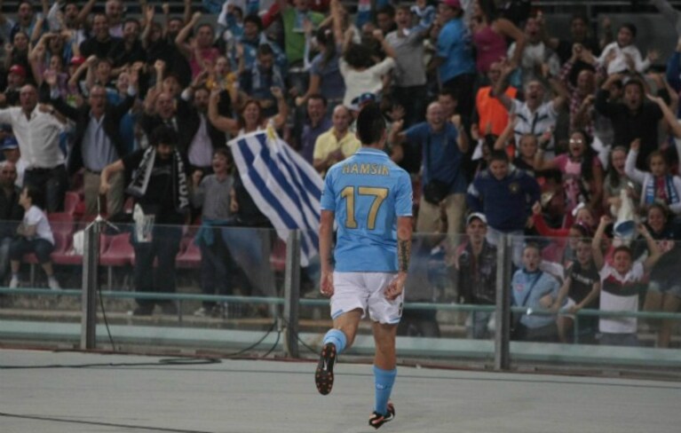 L'esultanza di Marek Hamsik, che dopo il gol è corso sotto agli spalti per incitare il pubblico